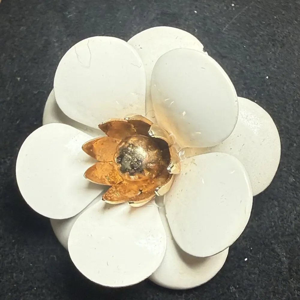 Vtg Sarah Coventry Remember Me White Enamel Flower Brooch Pin Gold Tone 1960s
